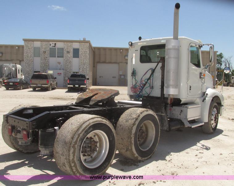 image for item H4648 2006 International 9200i semi truck