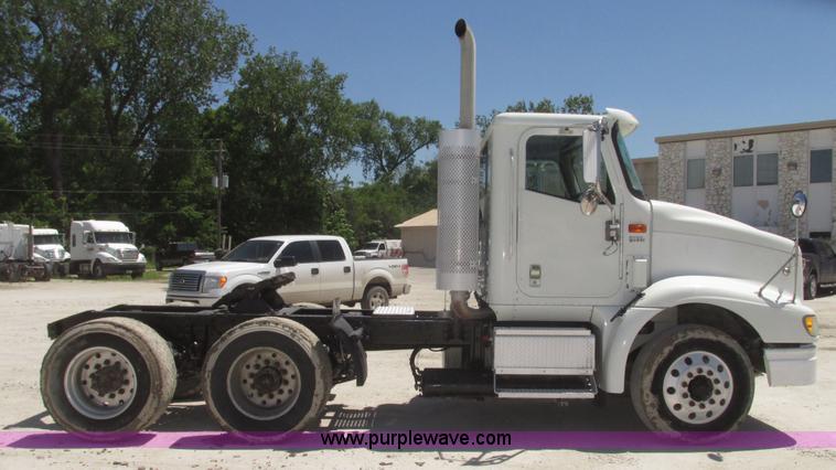 image for item H4648 2006 International 9200i semi truck