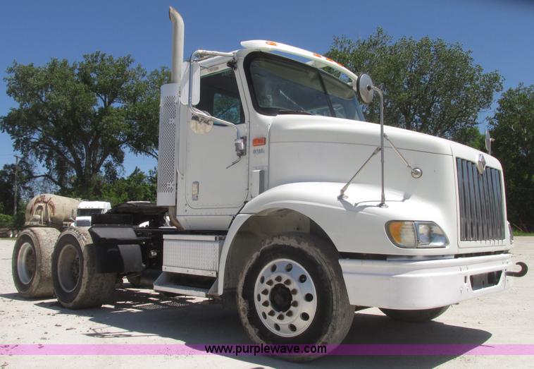 image for item H4648 2006 International 9200i semi truck