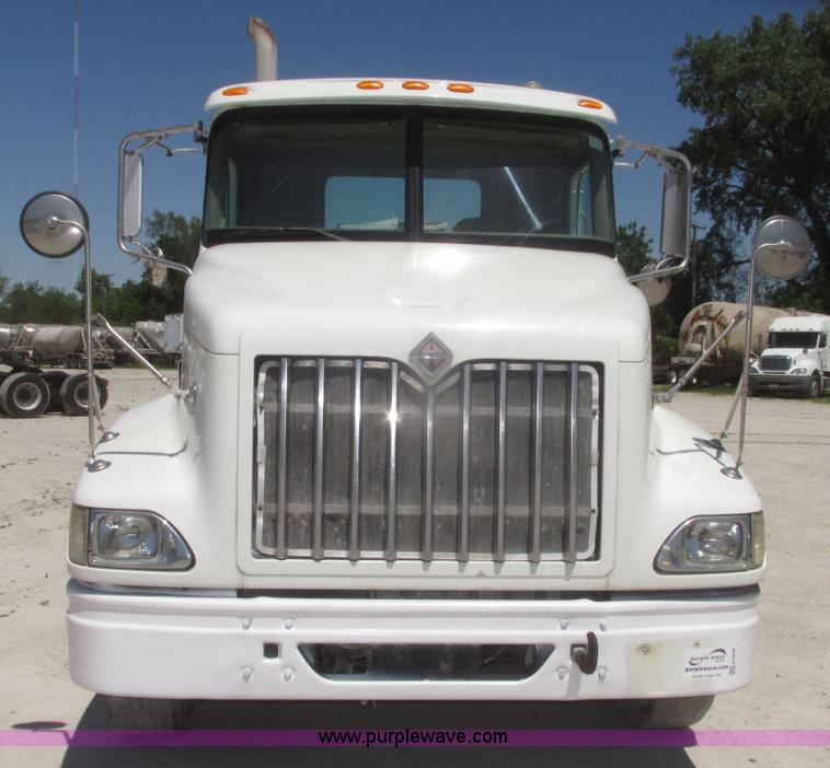 image for item H4648 2006 International 9200i semi truck