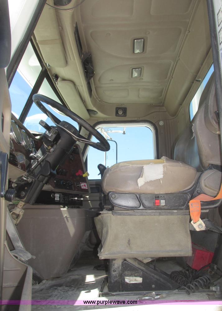 image for item H4648 2006 International 9200i semi truck