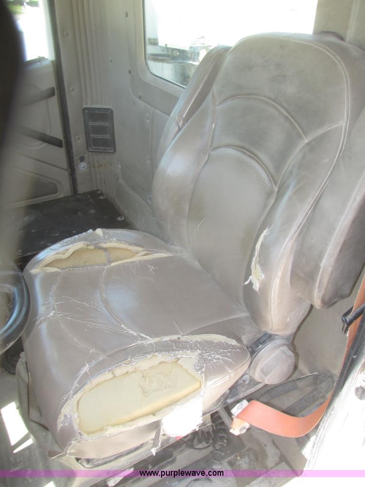 image for item H4648 2006 International 9200i semi truck