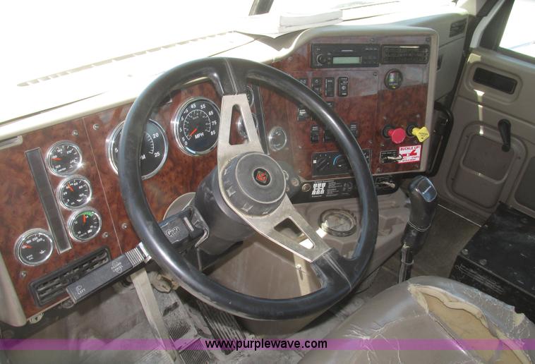 image for item H4648 2006 International 9200i semi truck