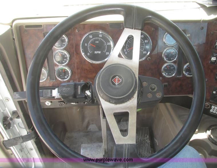 image for item H4648 2006 International 9200i semi truck