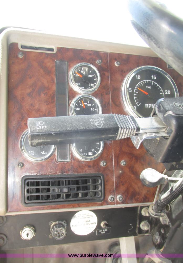 image for item H4648 2006 International 9200i semi truck