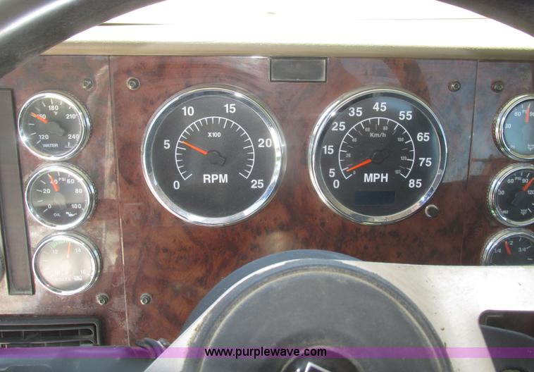 image for item H4648 2006 International 9200i semi truck