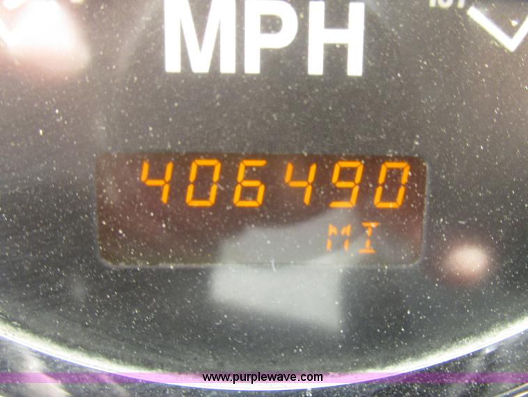 image for item H4648 2006 International 9200i semi truck