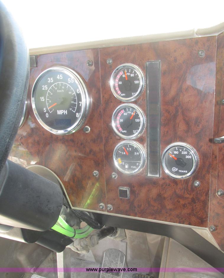 image for item H4648 2006 International 9200i semi truck