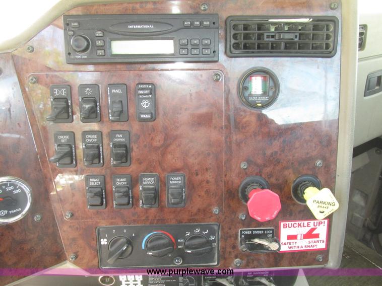 image for item H4648 2006 International 9200i semi truck