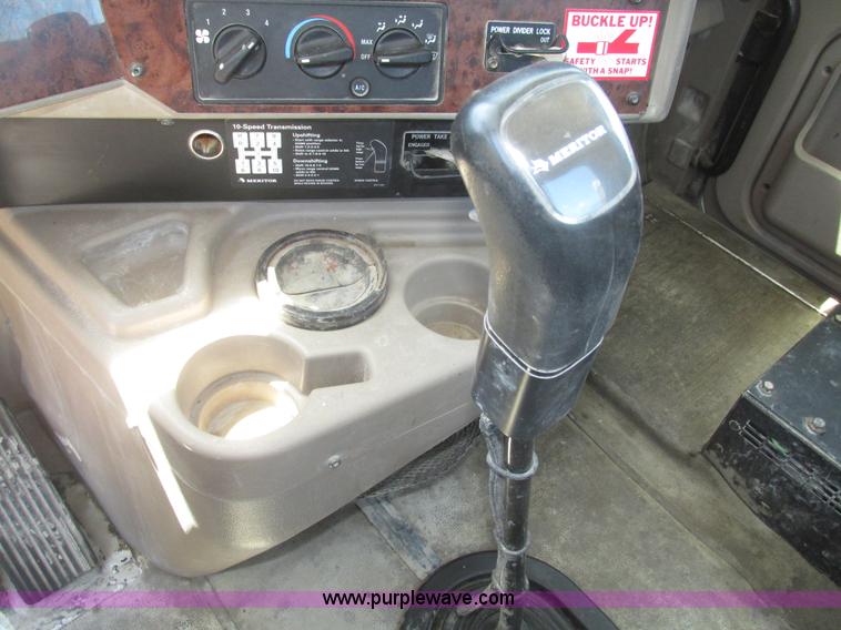 image for item H4648 2006 International 9200i semi truck