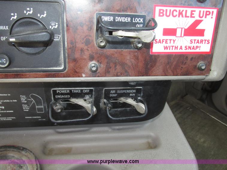 image for item H4648 2006 International 9200i semi truck