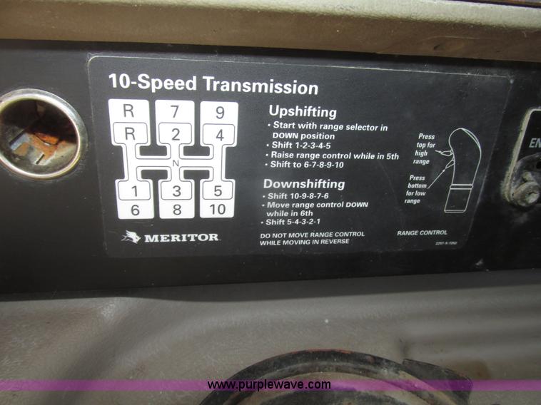 image for item H4648 2006 International 9200i semi truck