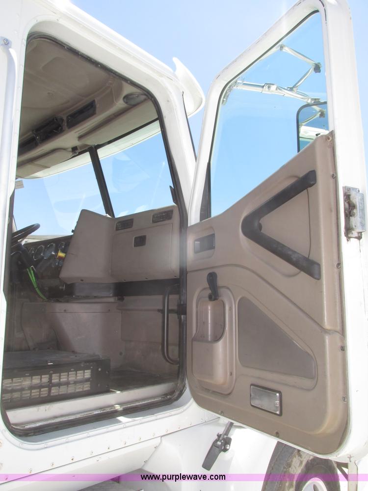 image for item H4648 2006 International 9200i semi truck