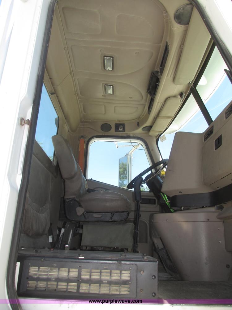 image for item H4648 2006 International 9200i semi truck