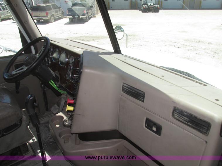 image for item H4648 2006 International 9200i semi truck