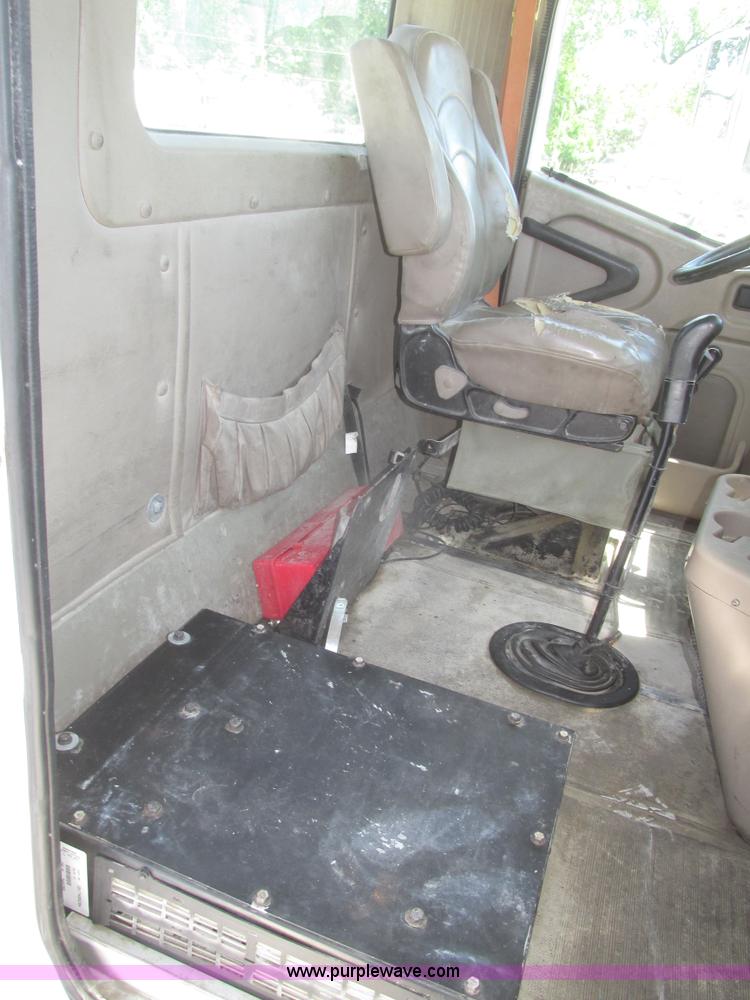 image for item H4648 2006 International 9200i semi truck