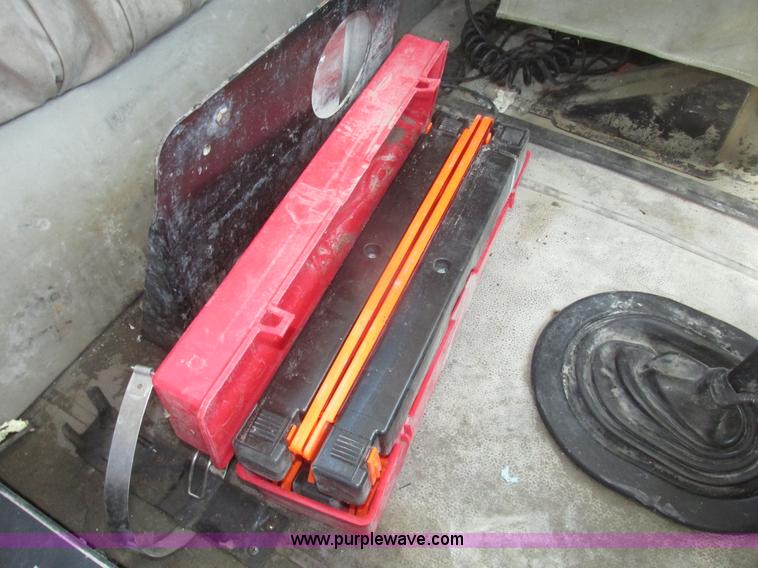 image for item H4648 2006 International 9200i semi truck