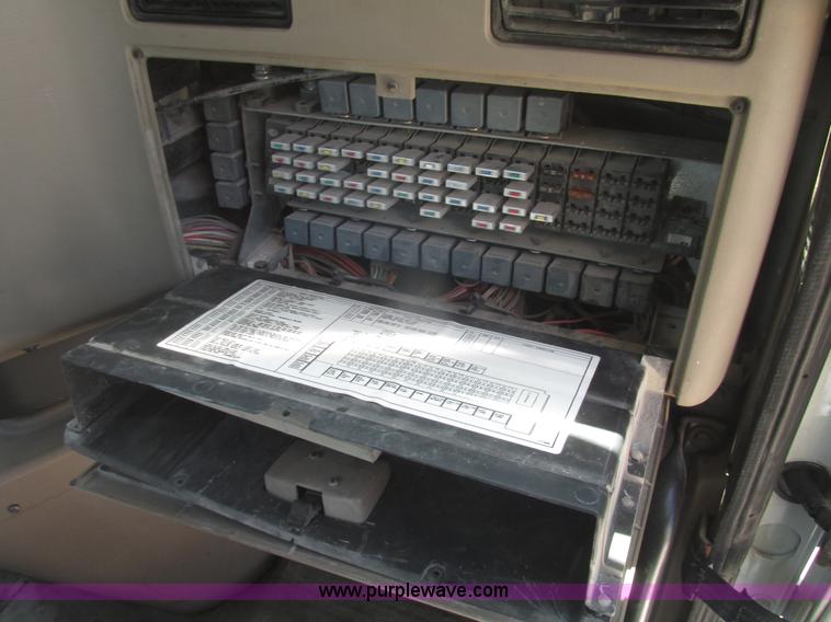 image for item H4648 2006 International 9200i semi truck