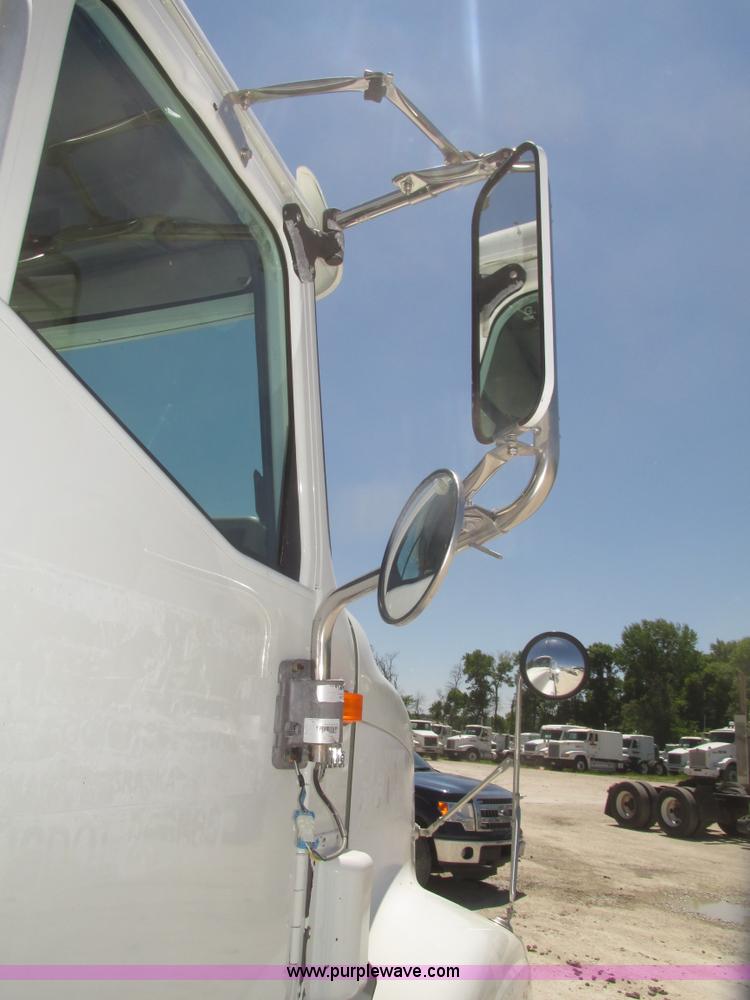 image for item H4648 2006 International 9200i semi truck