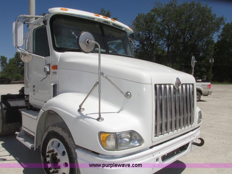 image for item H4648 2006 International 9200i semi truck