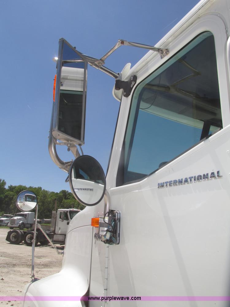 image for item H4648 2006 International 9200i semi truck