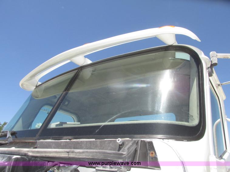 image for item H4648 2006 International 9200i semi truck