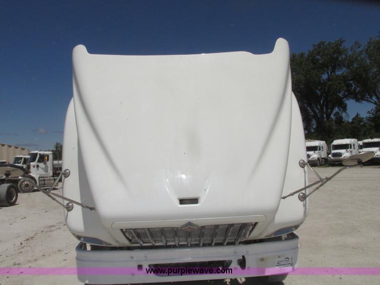 image for item H4648 2006 International 9200i semi truck