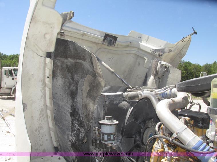 image for item H4648 2006 International 9200i semi truck