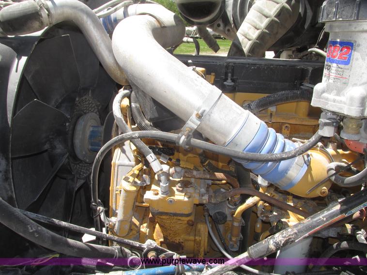 image for item H4648 2006 International 9200i semi truck