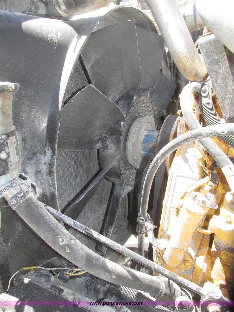 image for item H4648 2006 International 9200i semi truck