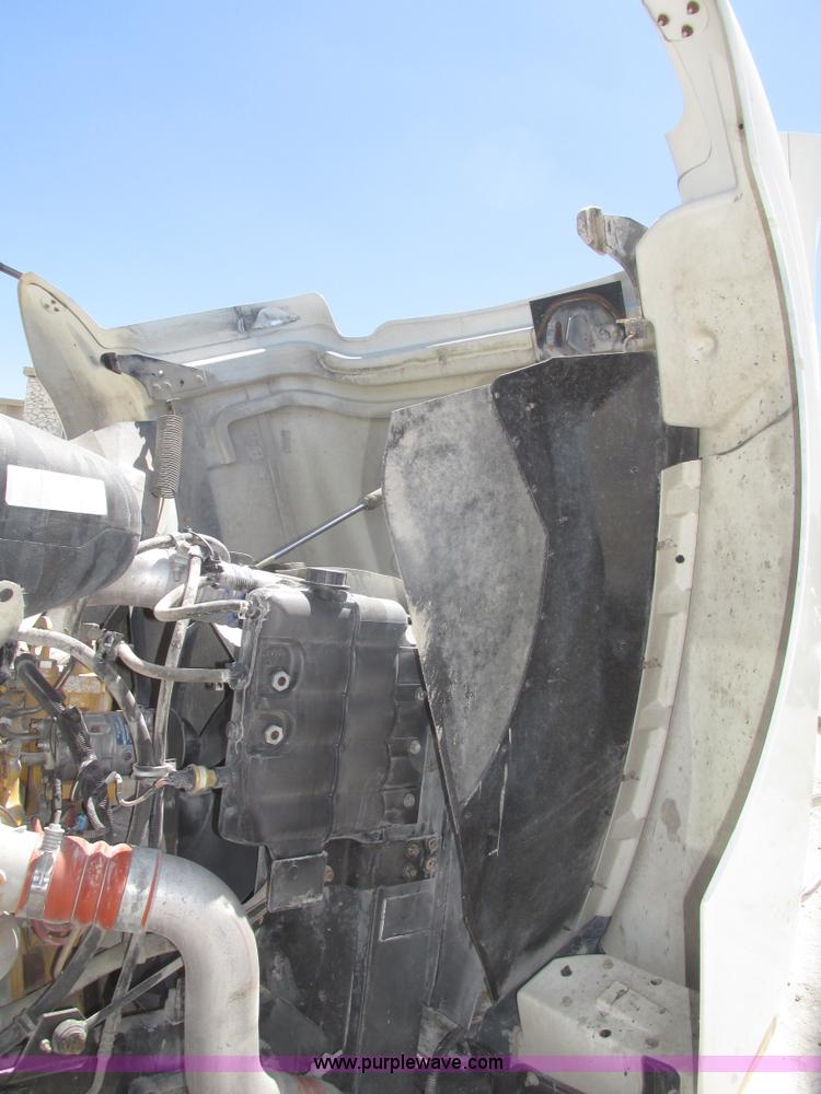 image for item H4648 2006 International 9200i semi truck