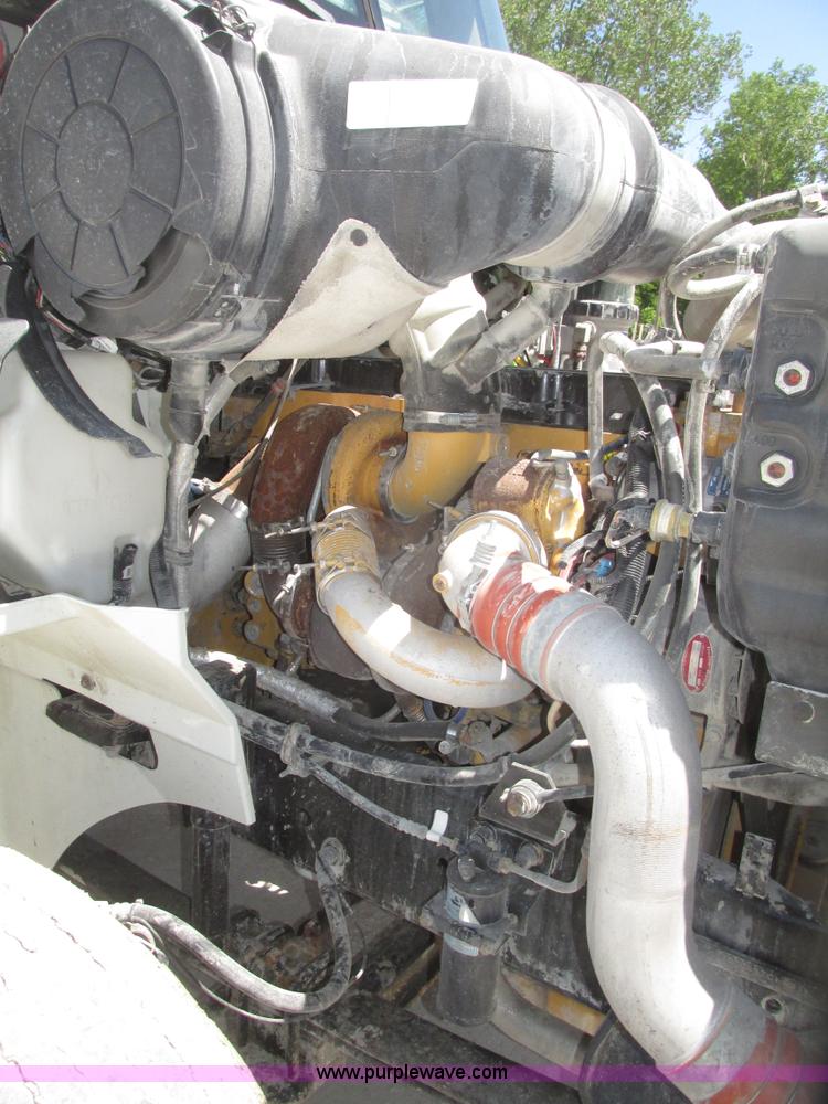 image for item H4648 2006 International 9200i semi truck