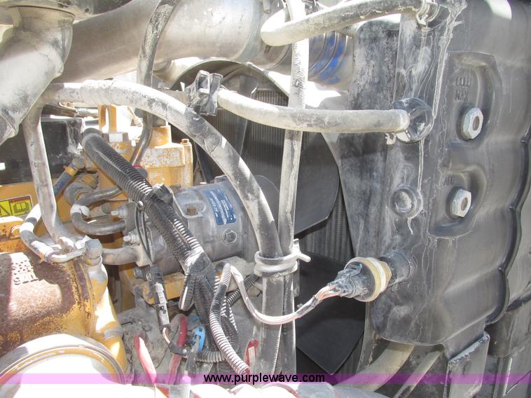 image for item H4648 2006 International 9200i semi truck