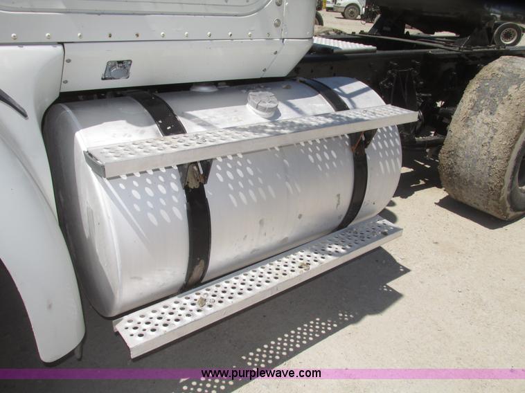 image for item H4648 2006 International 9200i semi truck