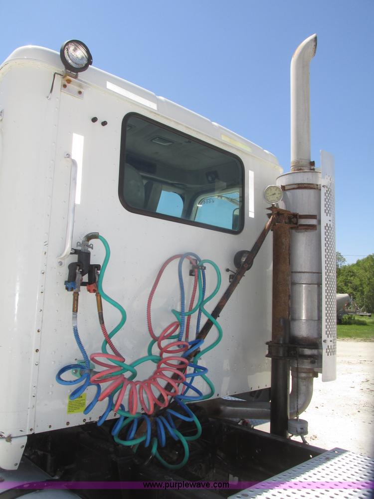 image for item H4648 2006 International 9200i semi truck