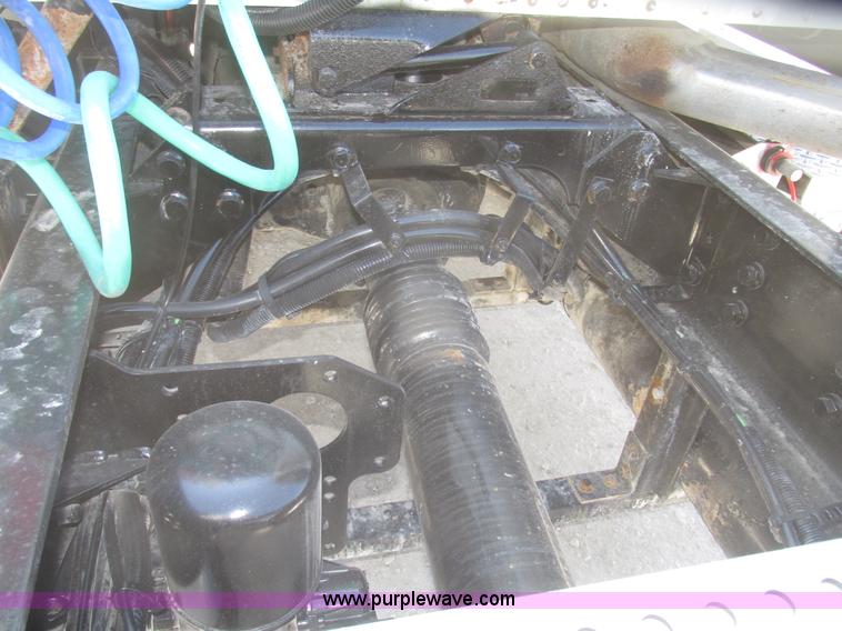 image for item H4648 2006 International 9200i semi truck