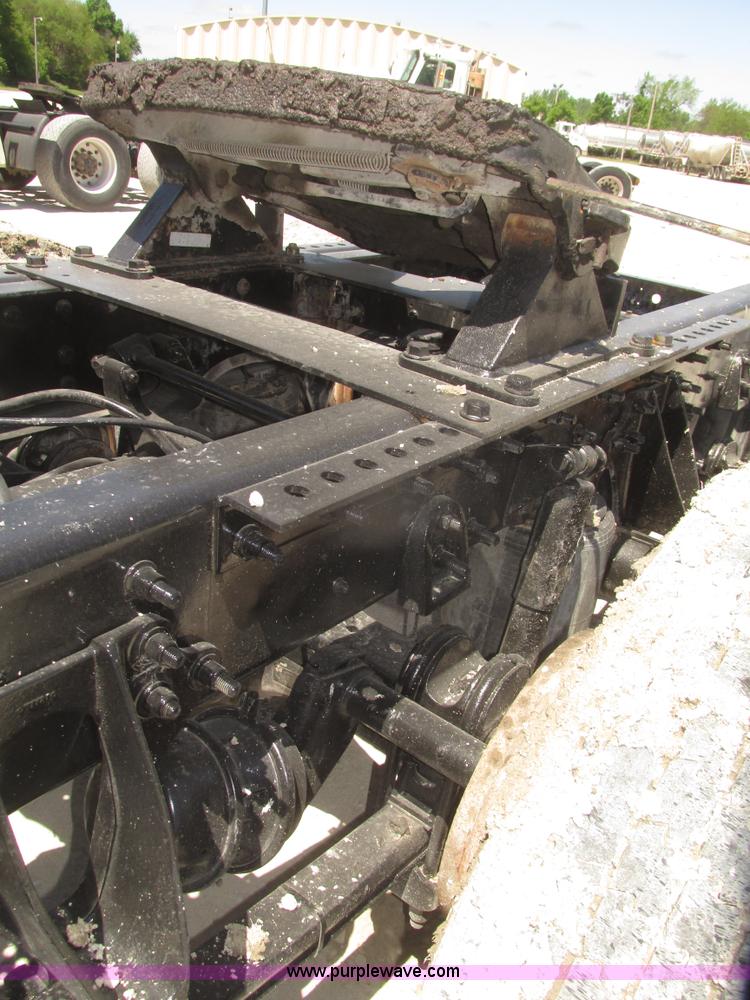 image for item H4648 2006 International 9200i semi truck