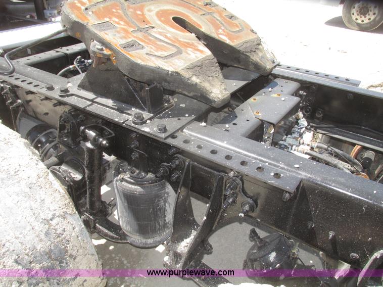 image for item H4648 2006 International 9200i semi truck