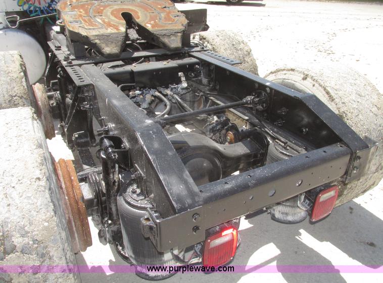 image for item H4648 2006 International 9200i semi truck