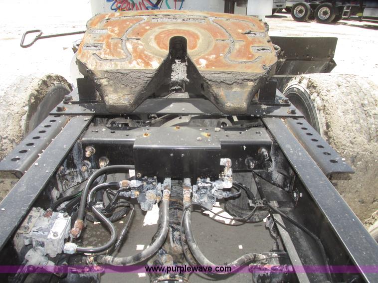 image for item H4648 2006 International 9200i semi truck