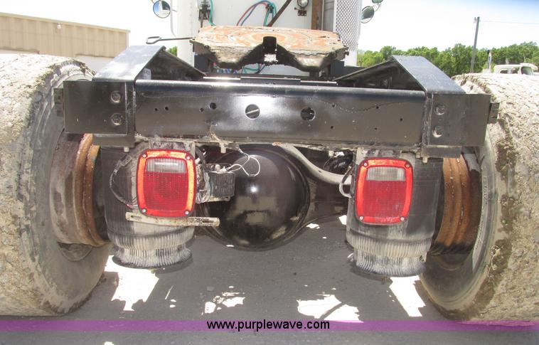 image for item H4648 2006 International 9200i semi truck