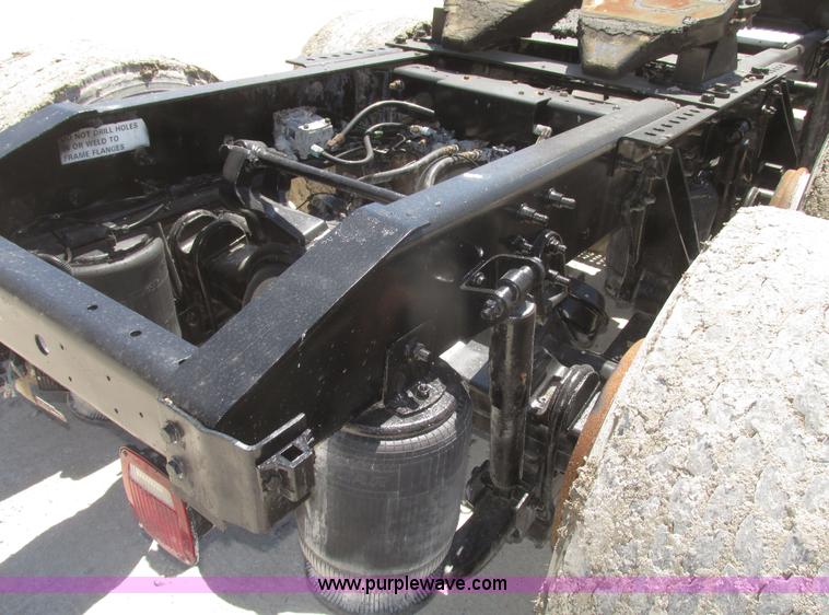 image for item H4648 2006 International 9200i semi truck