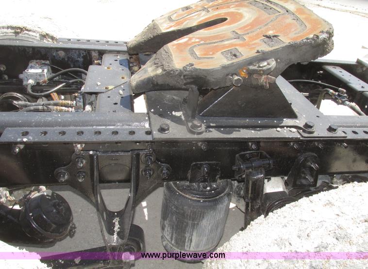 image for item H4648 2006 International 9200i semi truck