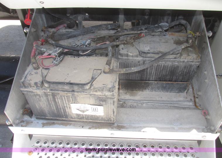 image for item H4648 2006 International 9200i semi truck