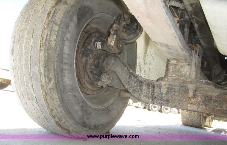 image for item H4648 2006 International 9200i semi truck