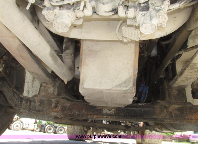 image for item H4648 2006 International 9200i semi truck