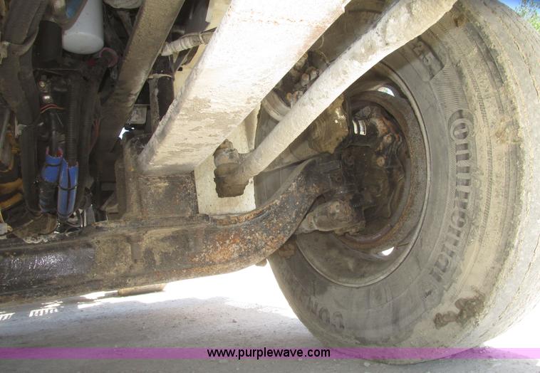 image for item H4648 2006 International 9200i semi truck