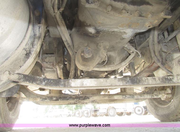 image for item H4648 2006 International 9200i semi truck