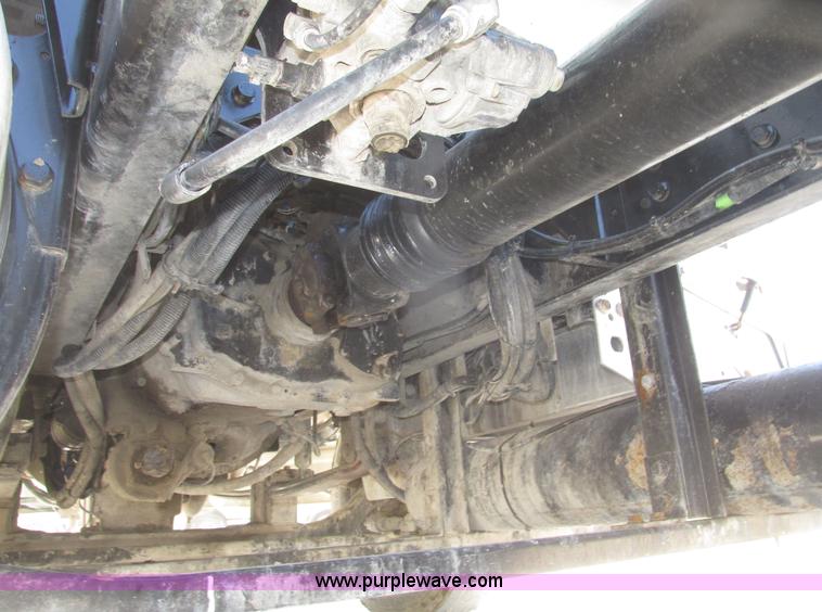 image for item H4648 2006 International 9200i semi truck