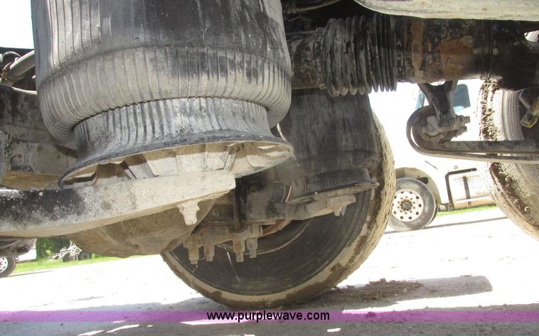 image for item H4648 2006 International 9200i semi truck